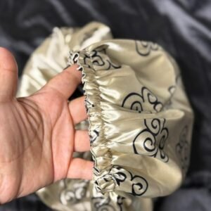 Touca de cetim dourada